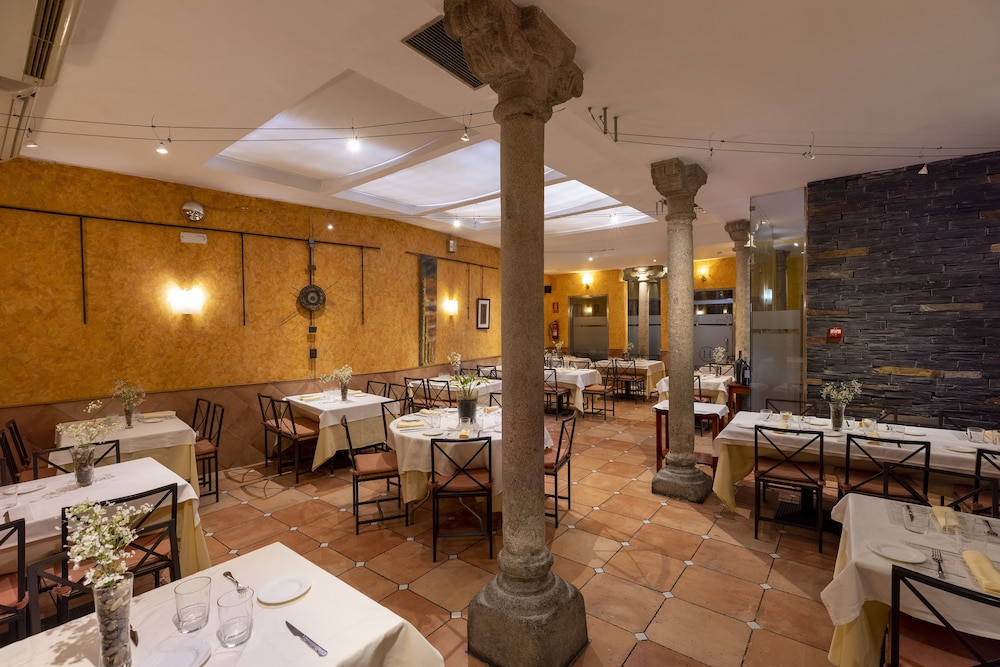 Hostal Restaurante Puerta del Alcázar 49/61