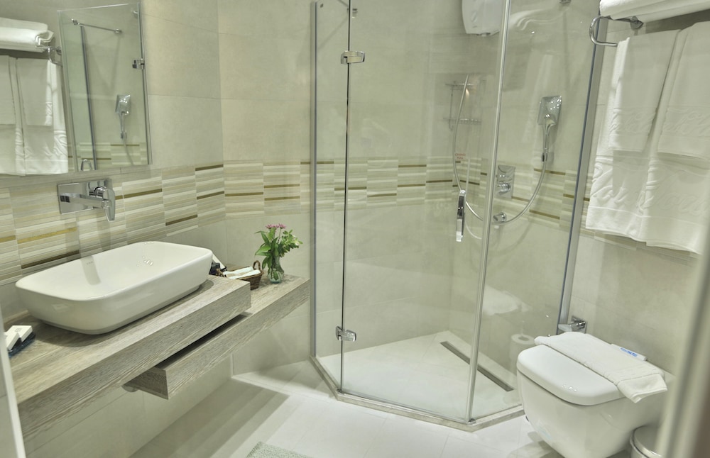غرفة رومانسية بسرير مزدوج بإطلالة على البحر، Torbahan Boutique Hotel 3/3