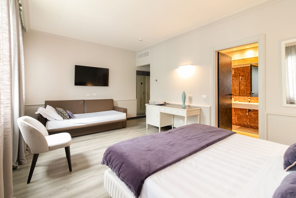 Deluxe, Quadruple, Queen Bed, 2 Sofa