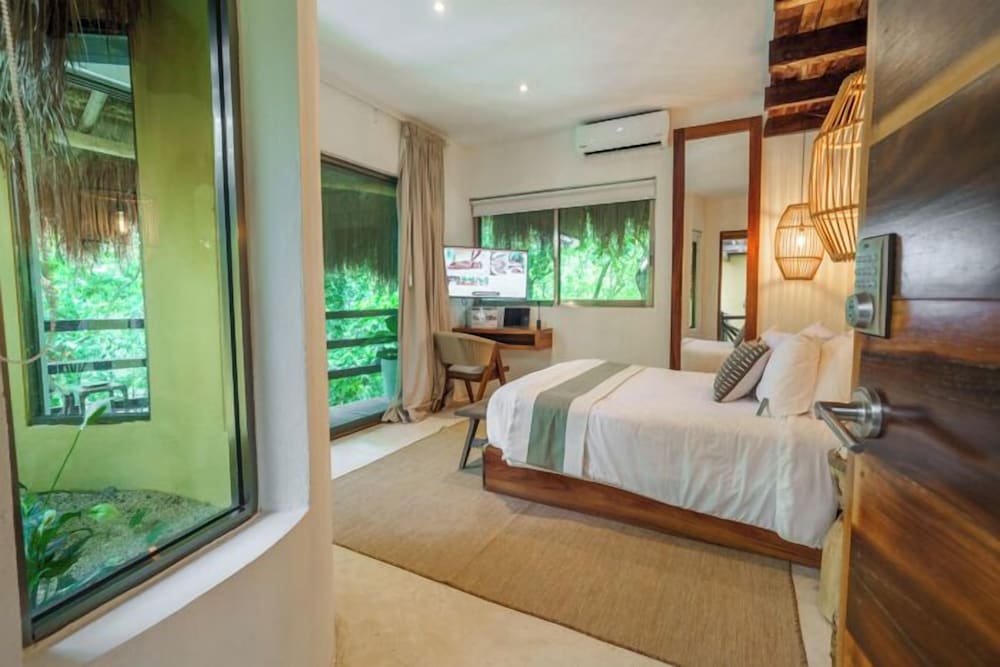 ELITE, TOWER, QUEEN BED, BALCONY
