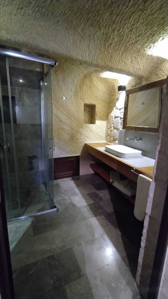 1811 Cave Hotel 22/50