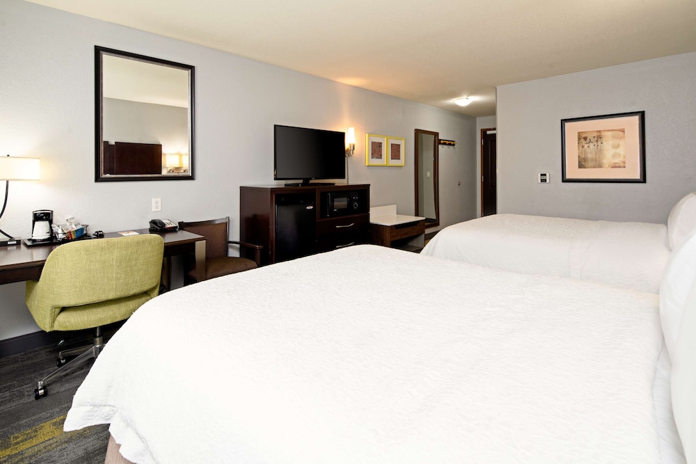 Hampton Inn and Suites-Bakersfield/Hwy 58, CA 10/51