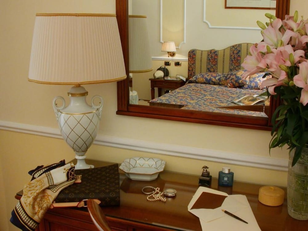 Hotel Cellini 24/61