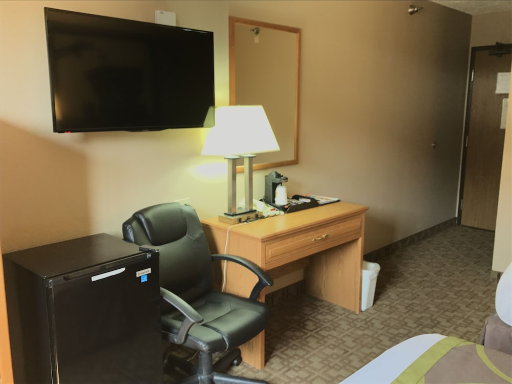 Days Inn by Wyndham Omaha/West Dodge 21/24