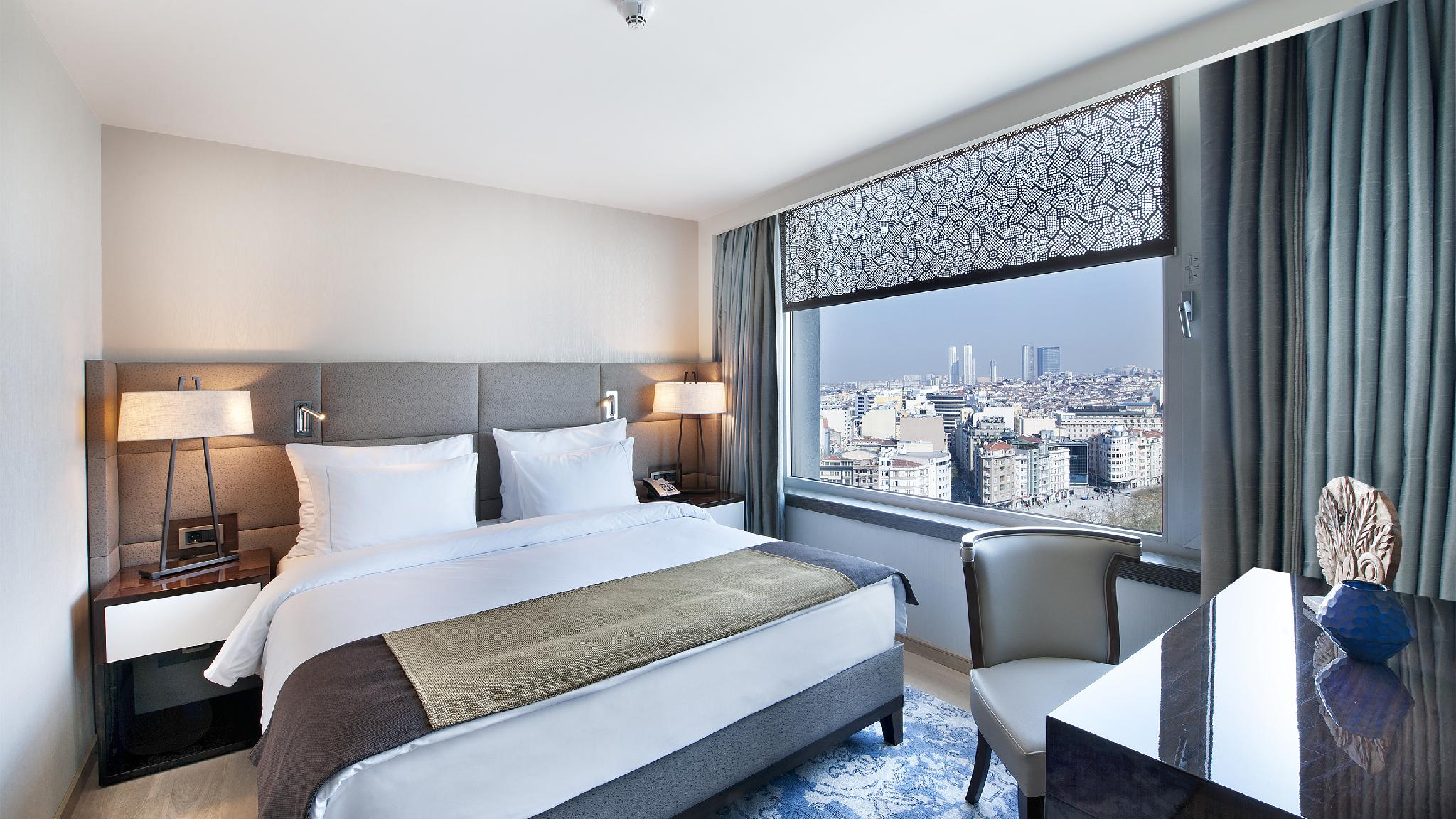 Corner City View (one kingsize bed)