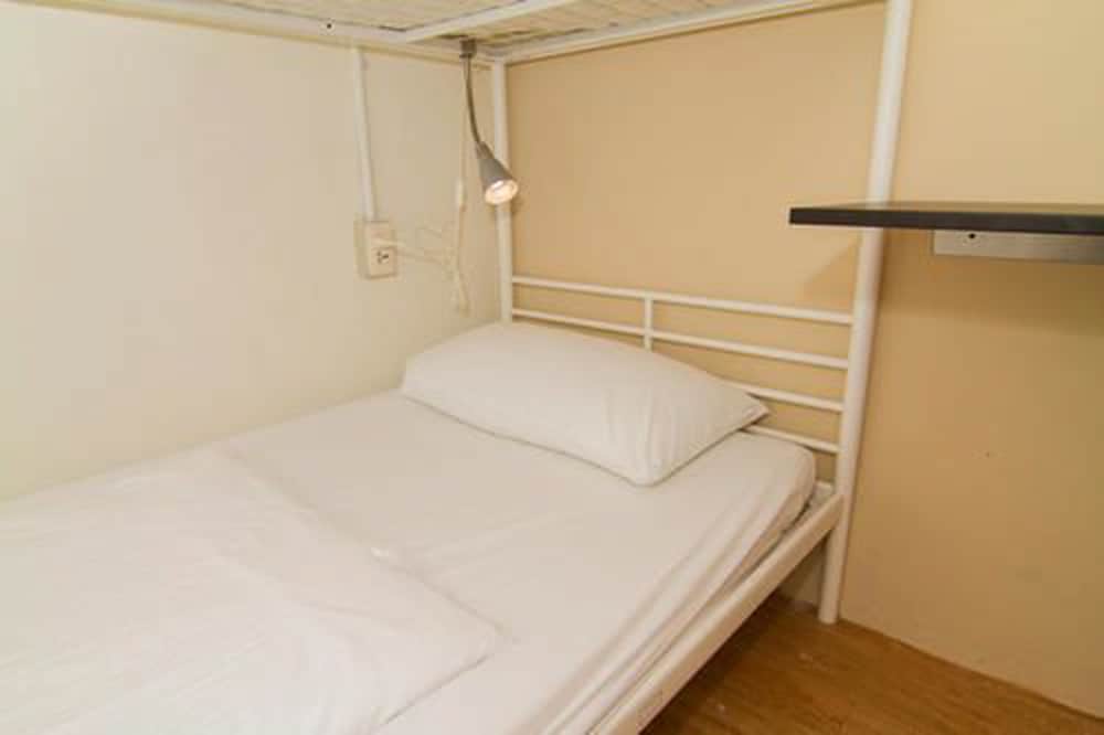 1 BEDROOM, FAMILY SUITE, NO WINDOW