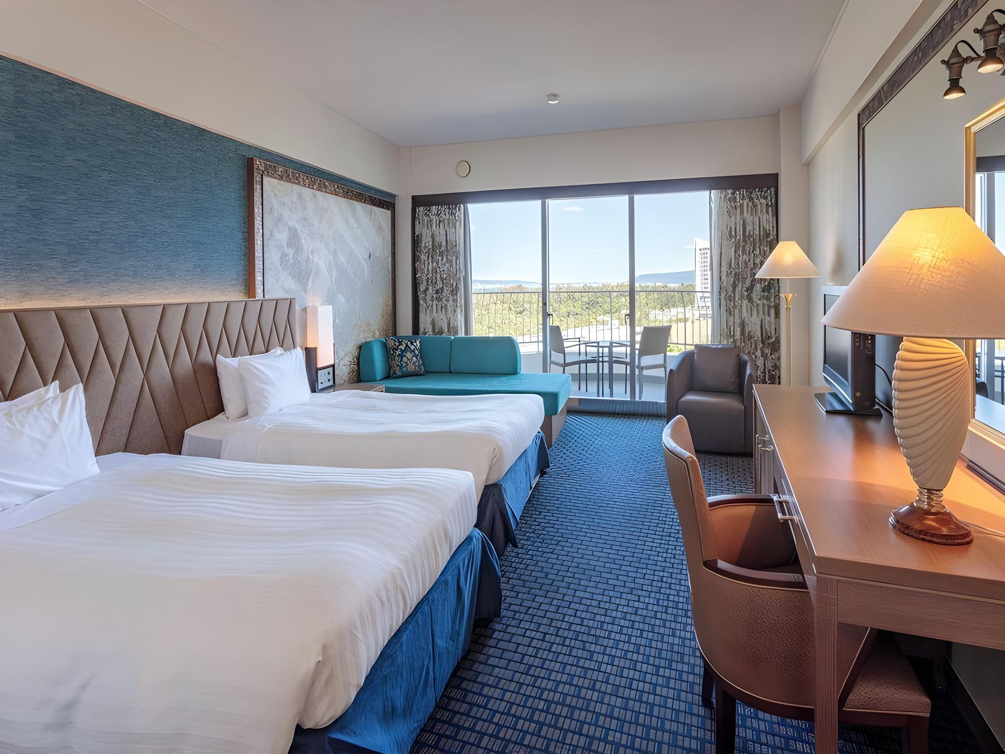 Superior, Twin Beds, Partial Ocean View