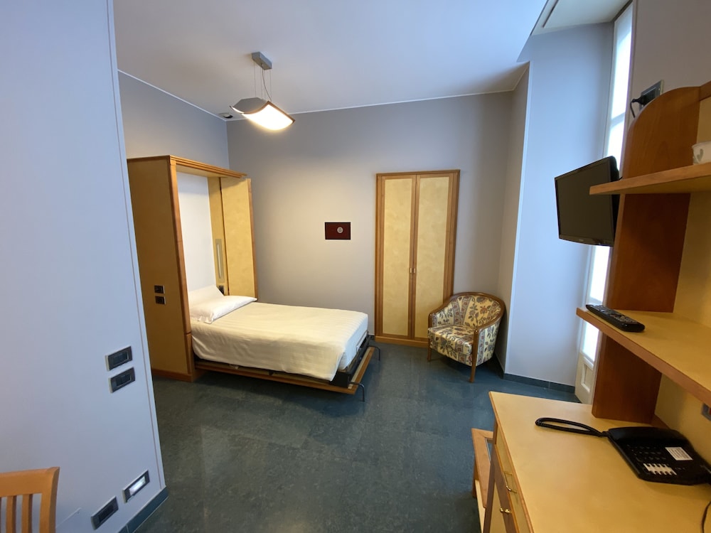 Le Petit Hotel 11/59