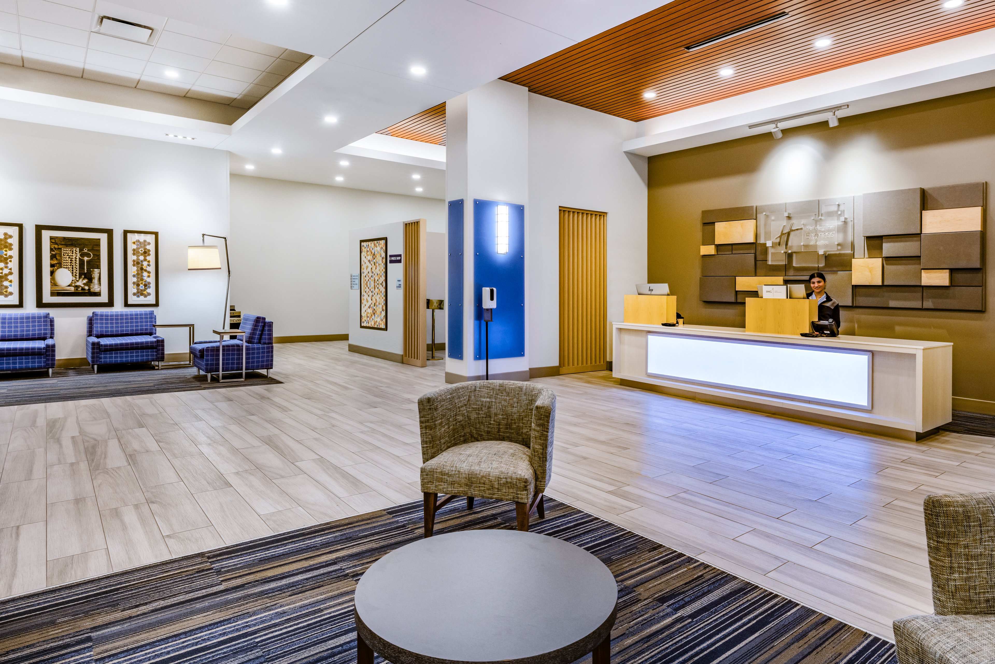 Holiday Inn Express & Suites Lincoln Downtown 10/55