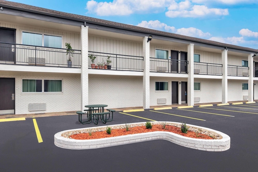 Days Inn By Wyndham Gatesville 1/41