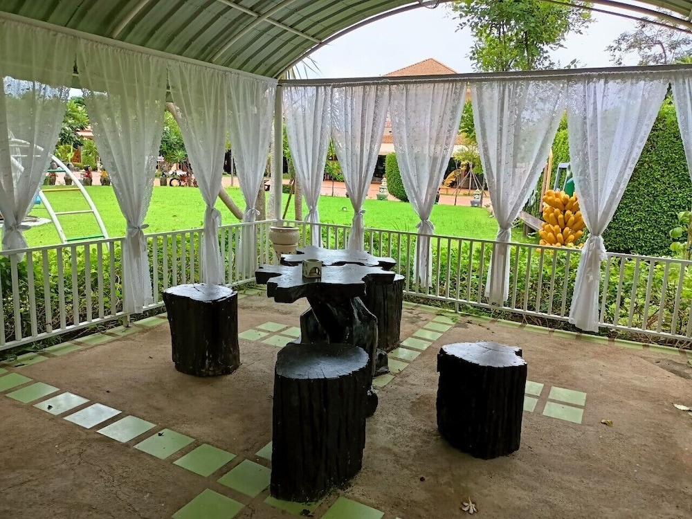 P Paradise Hotel 24/50