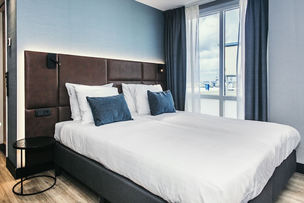 ROOM, TRIPLE, QUEEN BED, SOFA