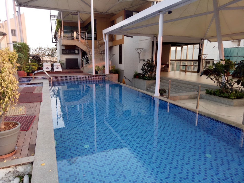 IRIS HOTEL 37/60