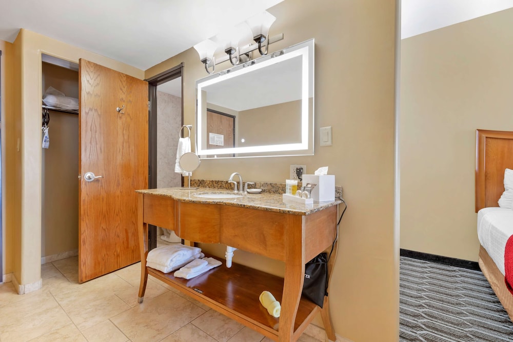 Best Western Plus Swiss Chalet Hotel & Suites 38/40