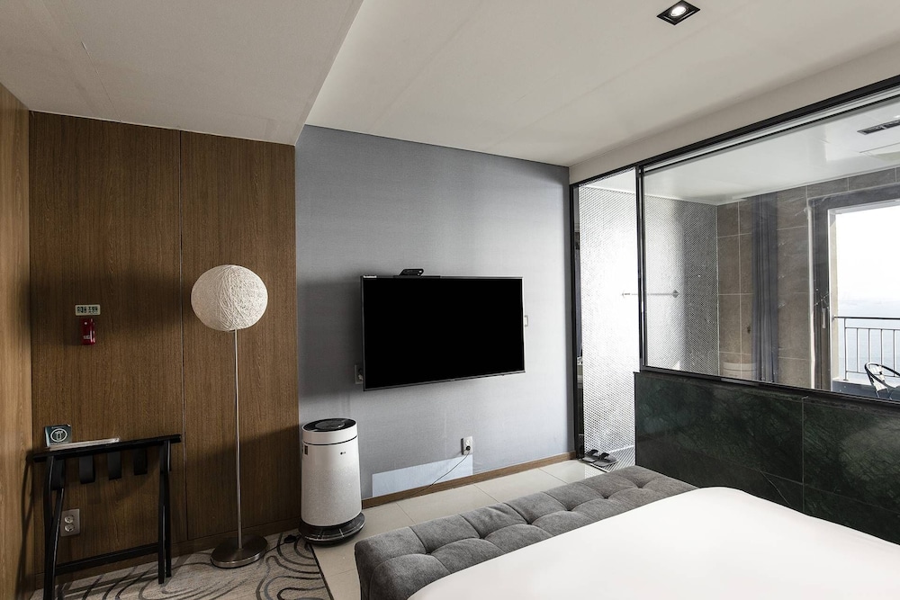 Western Grace Hotel 44/60