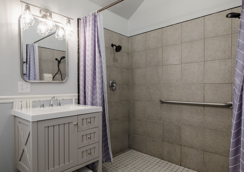 Hounds Tooth Inn 50/50