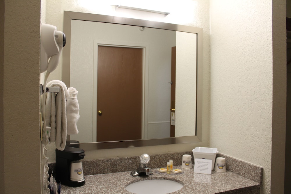 Days Inn & Suites By Wyndham Bridgeport - Clarksburg 42/42