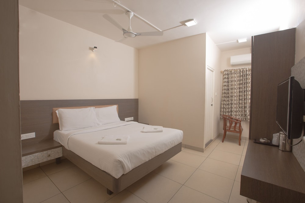 HOTEL SOWNTHARIYAM 10/30