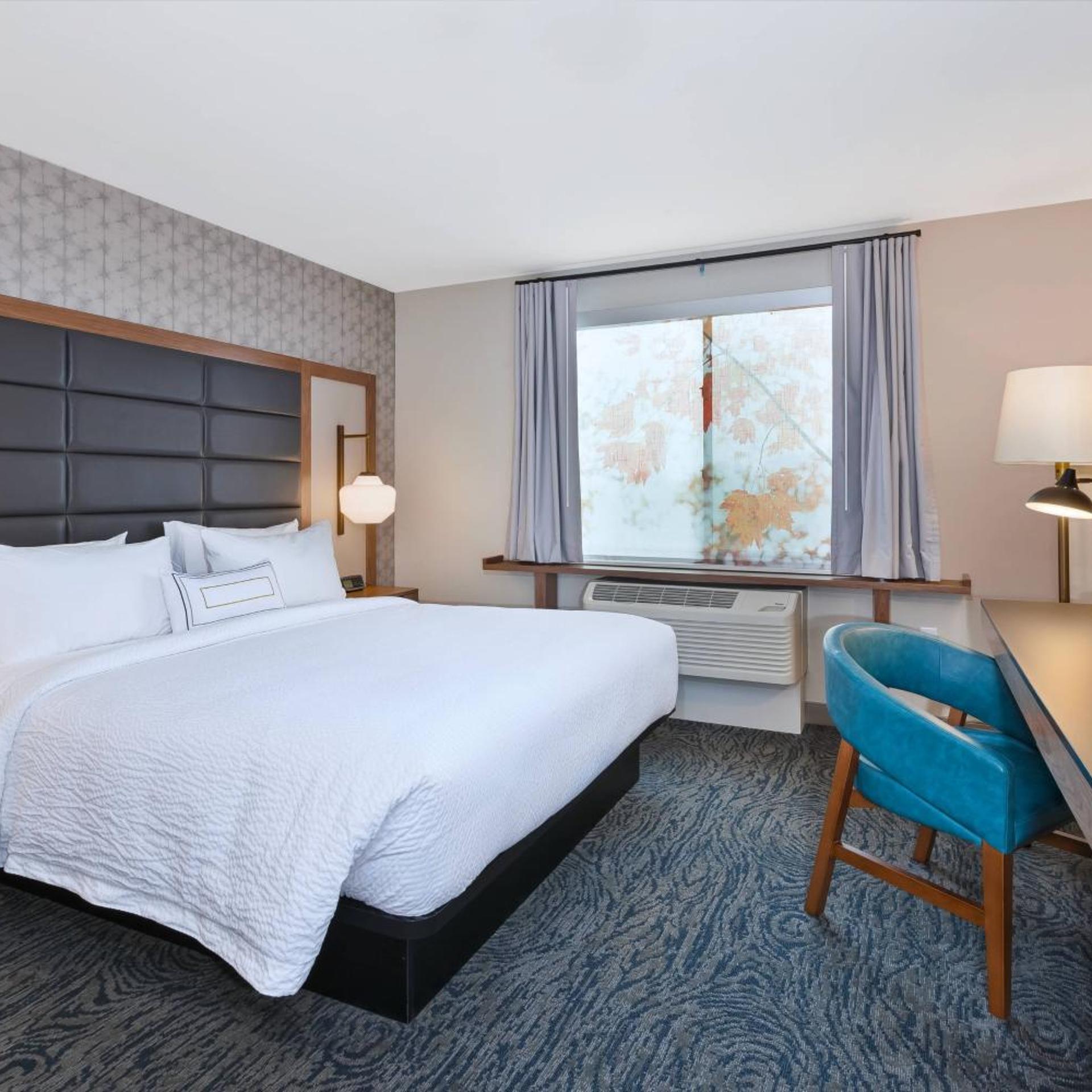 Guest Room, King Bed, City View