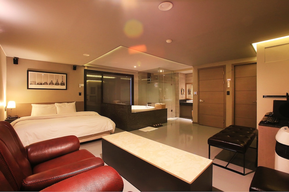 TARA HOTEL 6/40