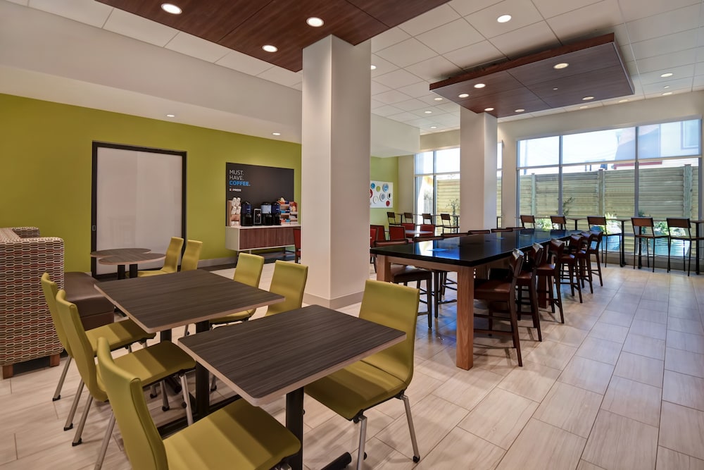 Holiday Inn Express Suites Galveston Beach 48/65