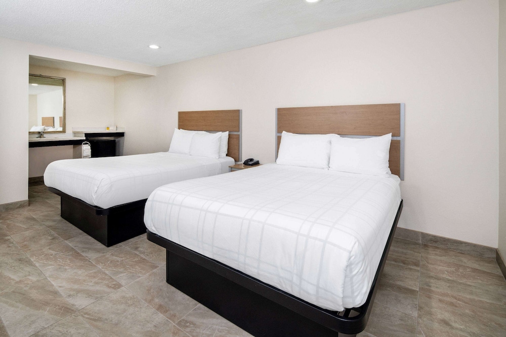 Super 8 by Wyndham Bakersfield CA 26/48