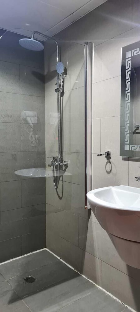 Raha Grand Hotel (ex Hive Hotel) 25/27