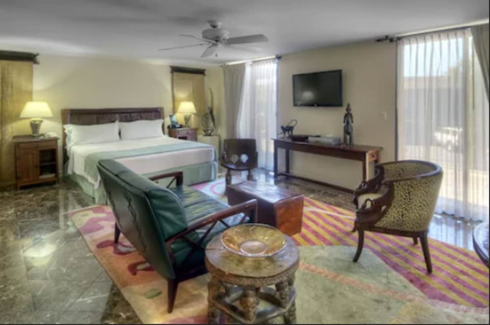 Dinah's Garden Hotel 38/60