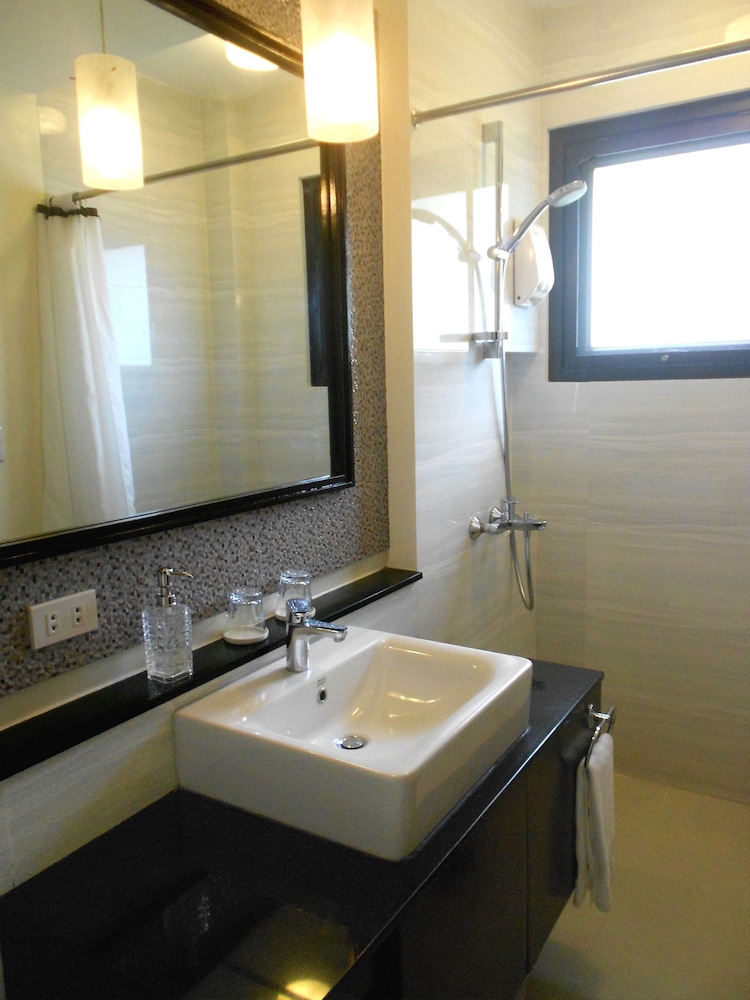 One Crescent Place Hotel 53/64