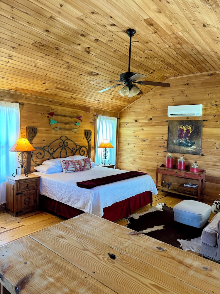 Panoramic, Cabin, King Bed, Hill View, Hot Tub، City on a Hill at Spring Creek 7/10