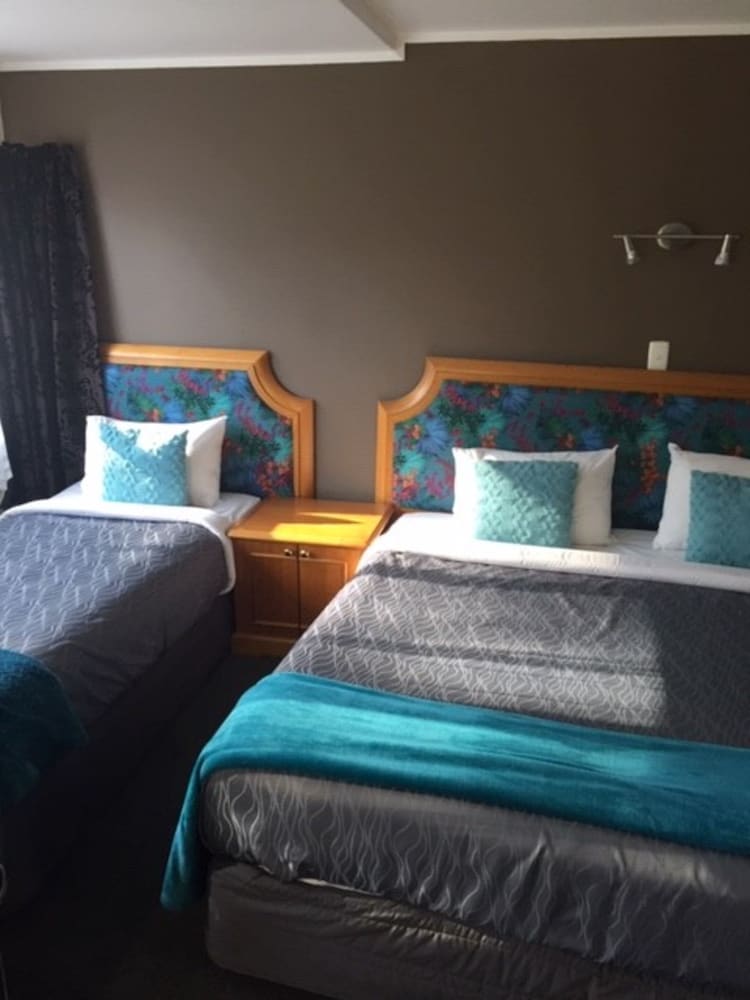 Pembrooke Motor Lodge, Whangarei 13/29