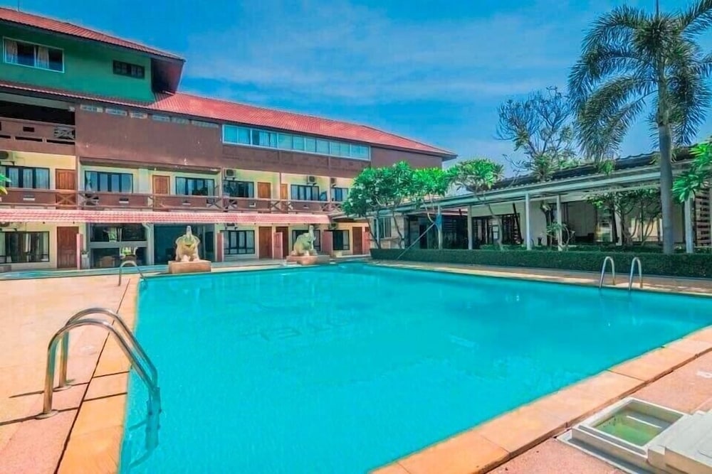 Sabai Hotel & Plaza 24/50