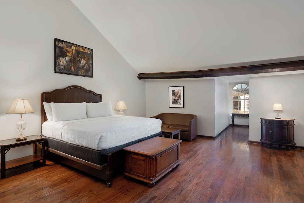 EXCLUSIVE, SUITE, KING BED