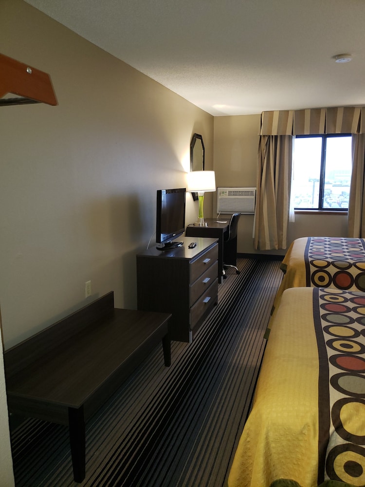 Super 8 By Wyndham Milwaukee Airport 46/57
