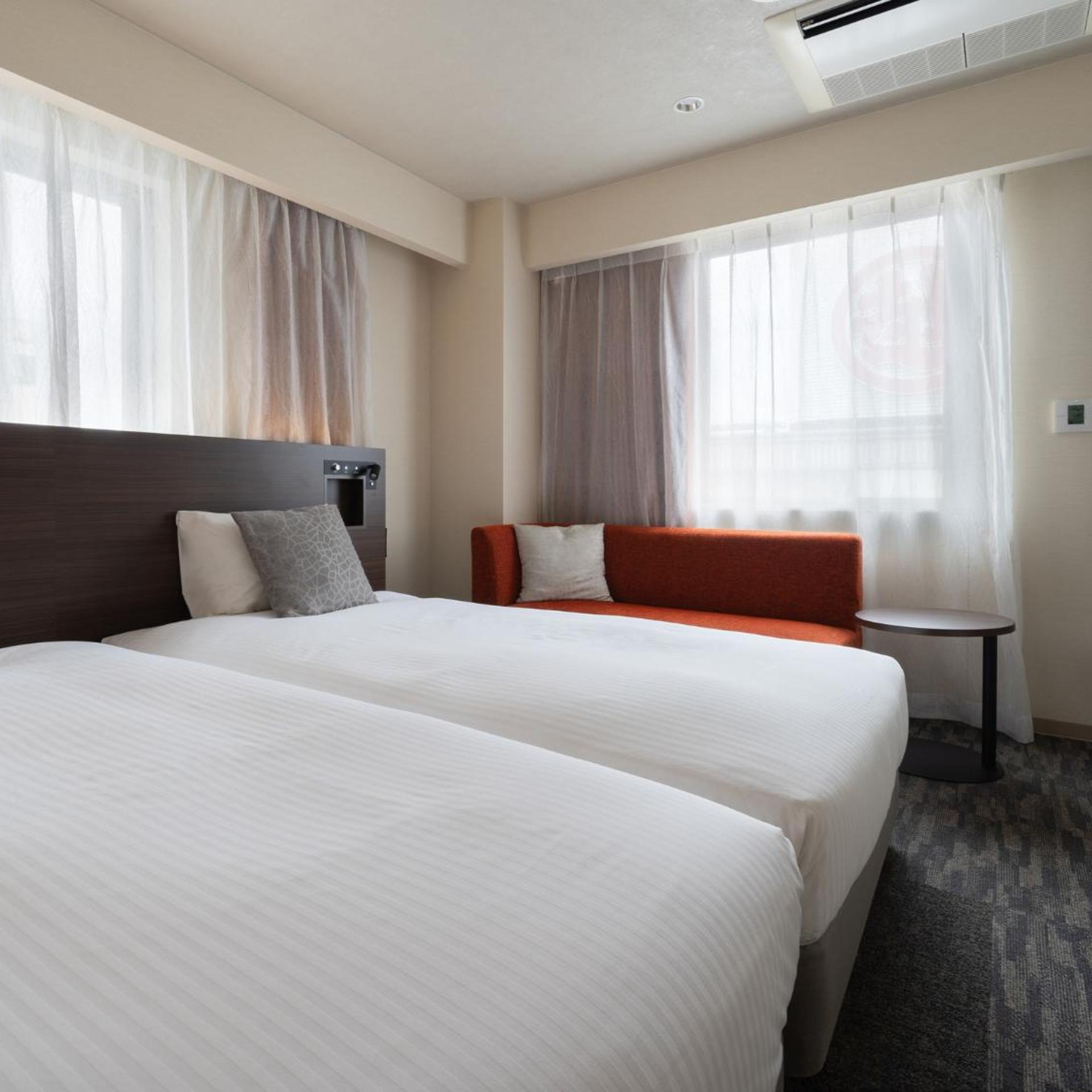 ROOM, TWIN BEDS