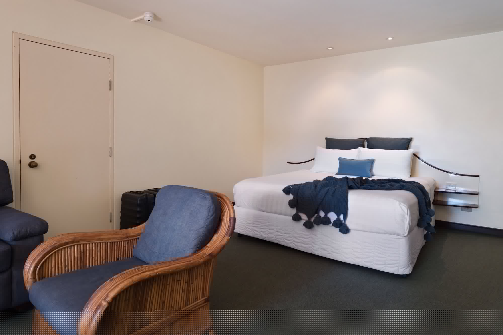 CLASSIC, SUITE, KING BED, POOL SIDE, SOFA