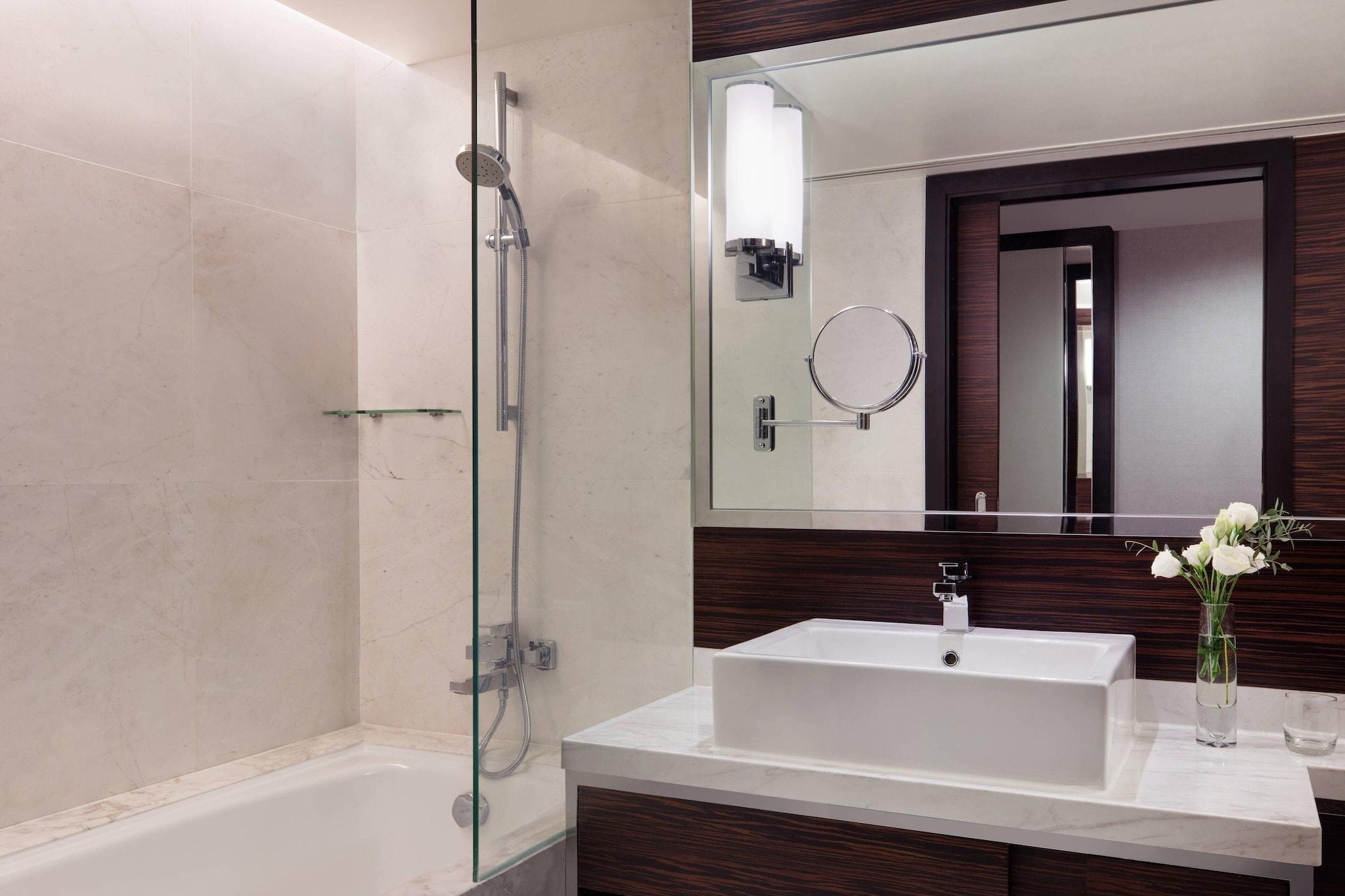 غرفة بريميير رباعية بإطلالة على البحر، Hong Kong Skycity Marriott Hotel 2/2