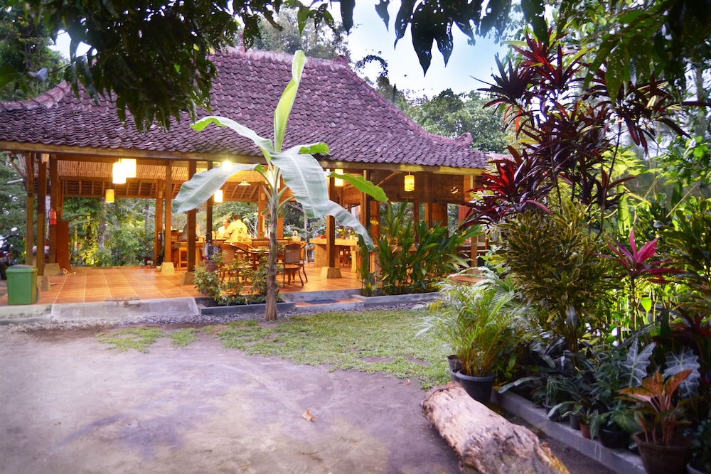 The Riverside Javanese Cottages 41/45