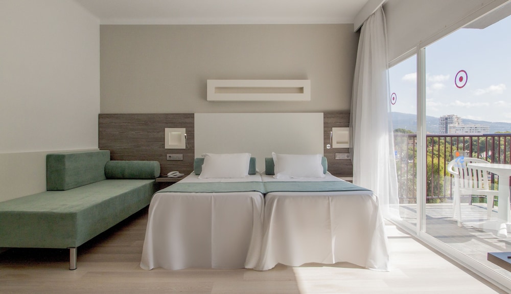 Fergus Bermudas Hotel 13/27