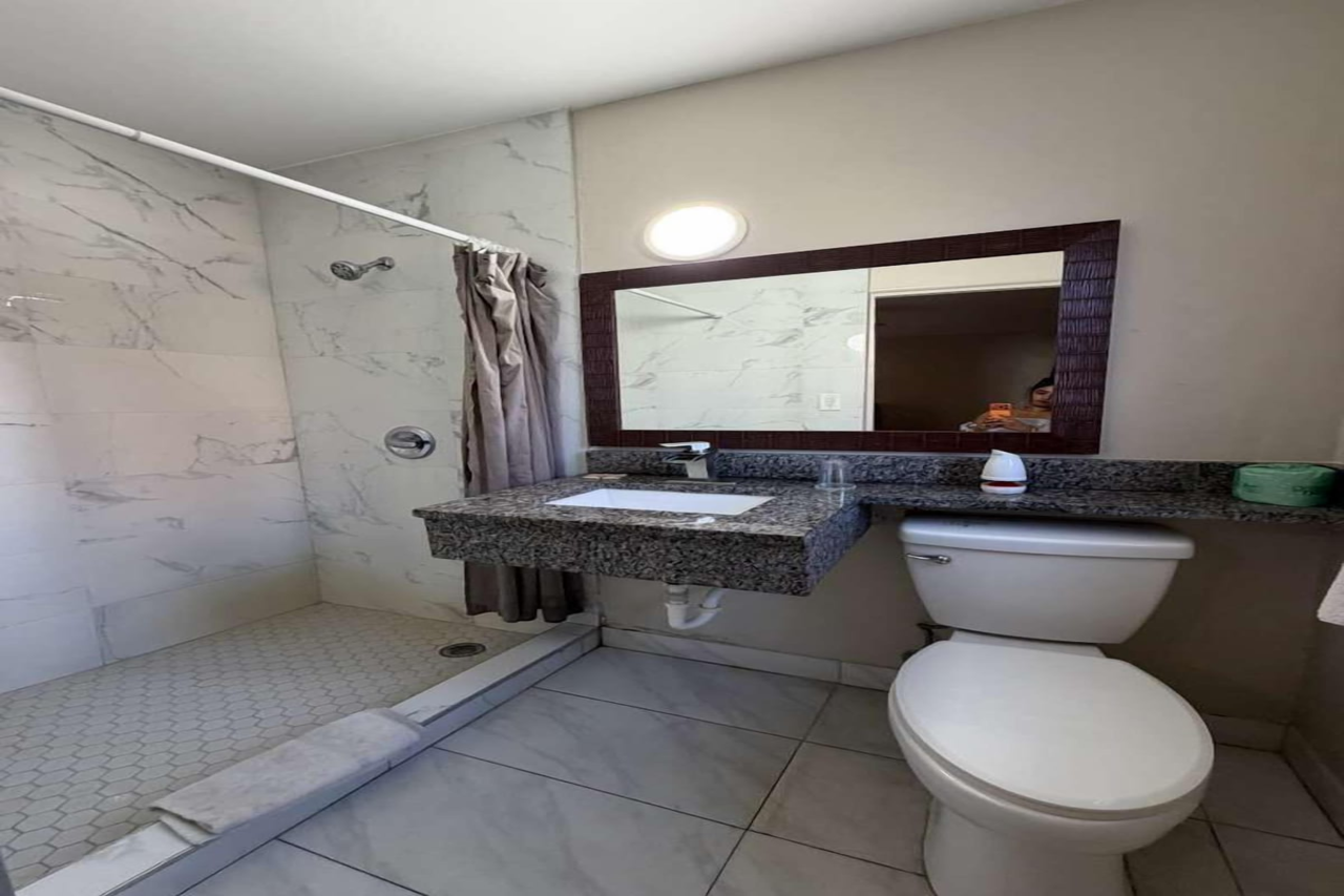 OYO Regency Inn Daytona Beach Near Airport 23/23