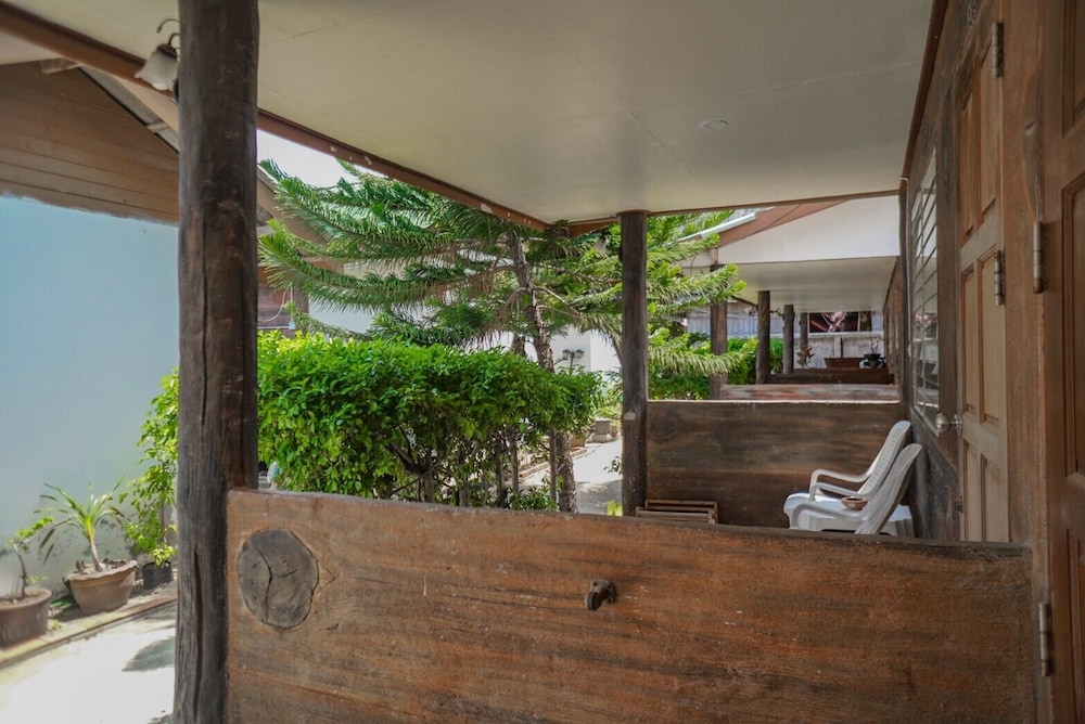 Phi Phi Nice Beach Resort 50/50