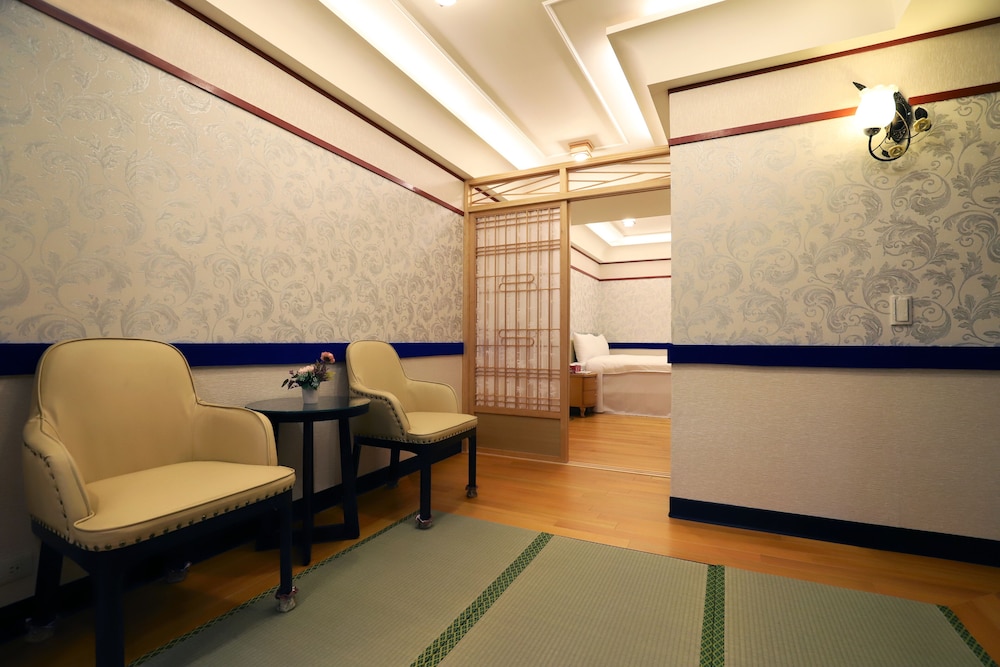 Phoenix Pavilion Hot Spring Hotel 59/65