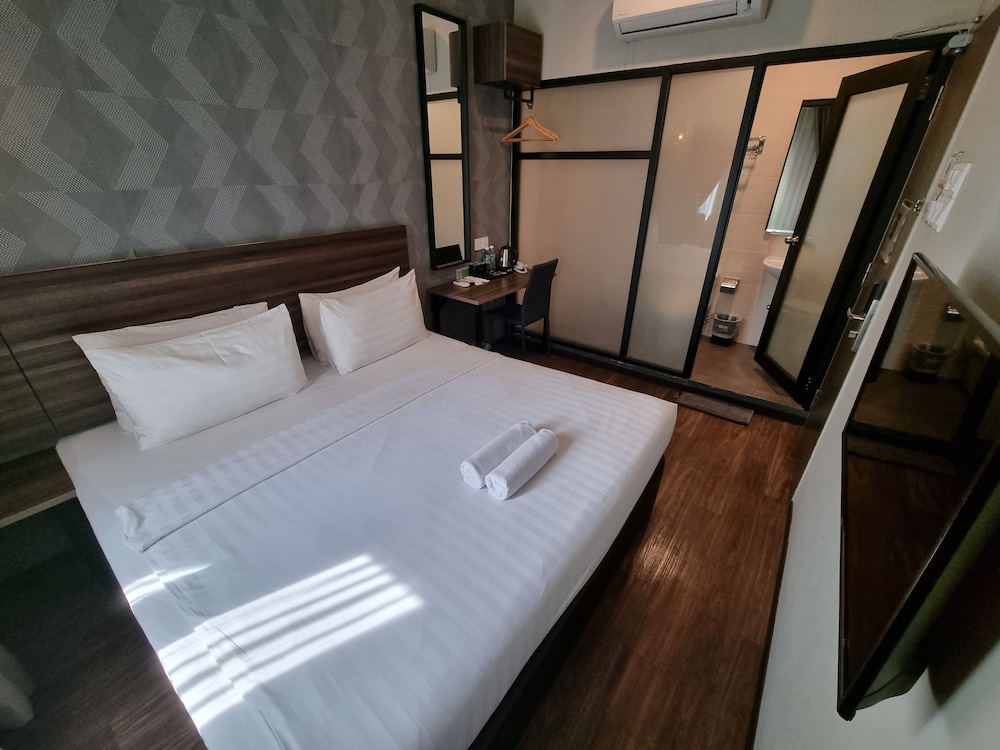 The Square Hotel 8/62