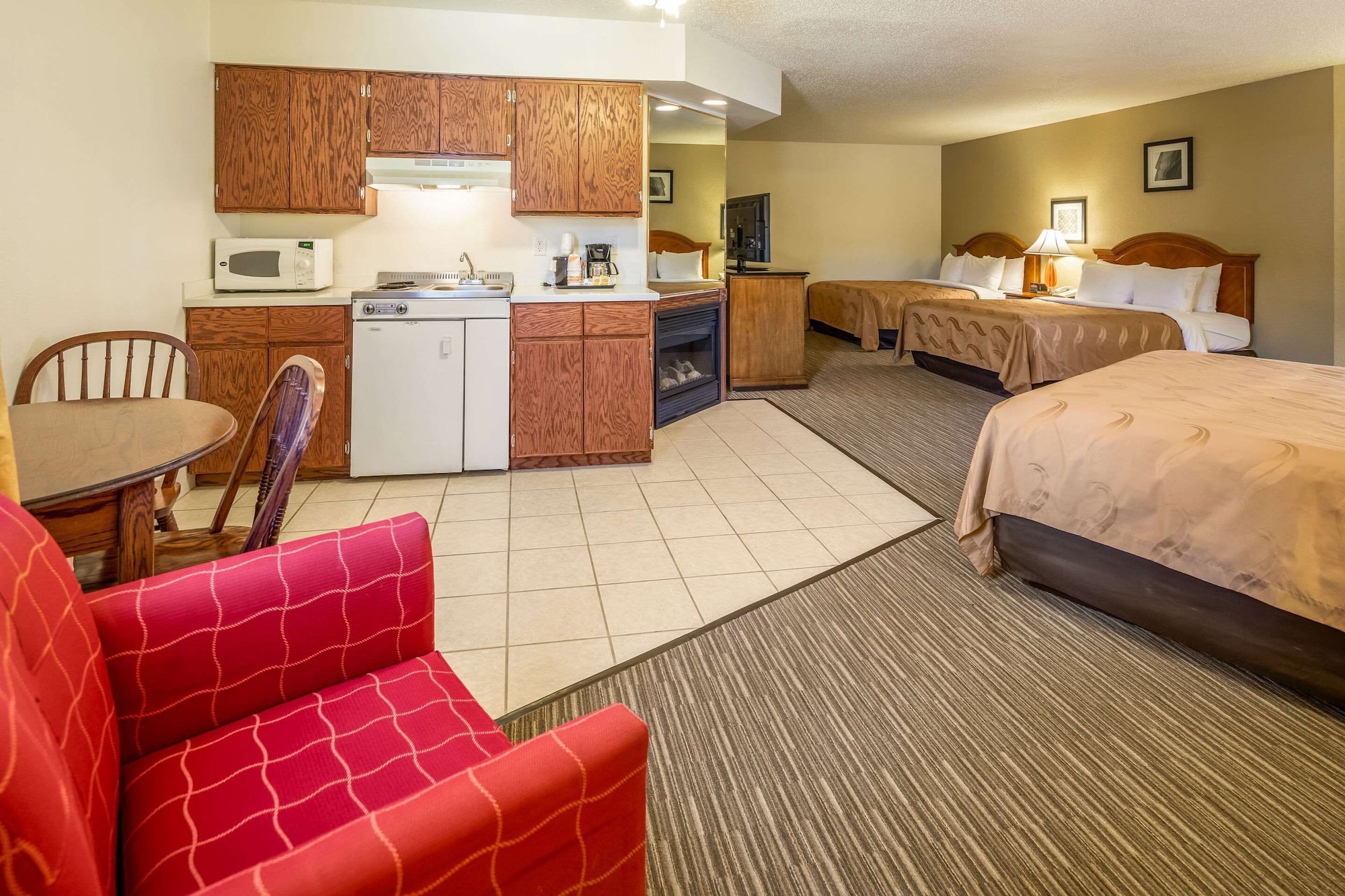 Upgrade, Efficiency, Suite, 1 King and 2 Queen Beds، Quality Inn Keystone near Mount Rushmore 3/5