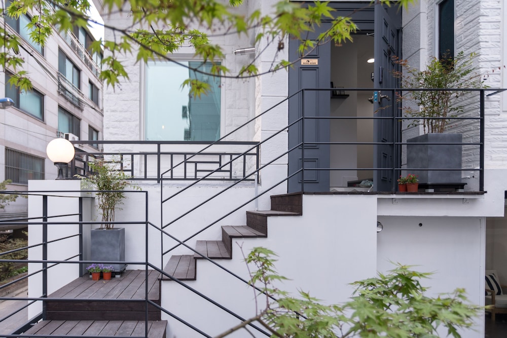 Mono House Hongdae 2 3/71