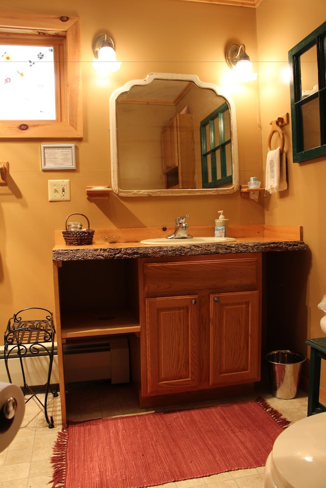 Kiwassa Lake Bed & Breakfast and Cabins 2/50