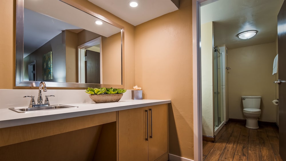 Best Western Plus South Coast Inn 60/72