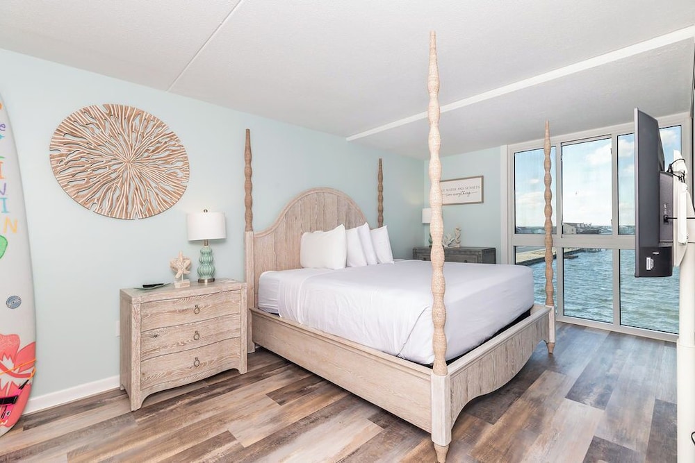 2 Bedrooms, Condo, Traditional, 2 Double Beds, King Bed, Bay View, Sofa, Balcony، Bay Club Resort 2/6
