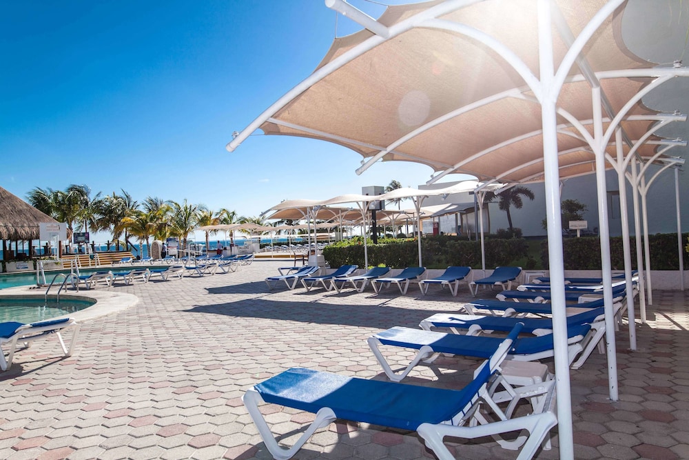 Aquamarina Beach Hotel Cancun 60/63