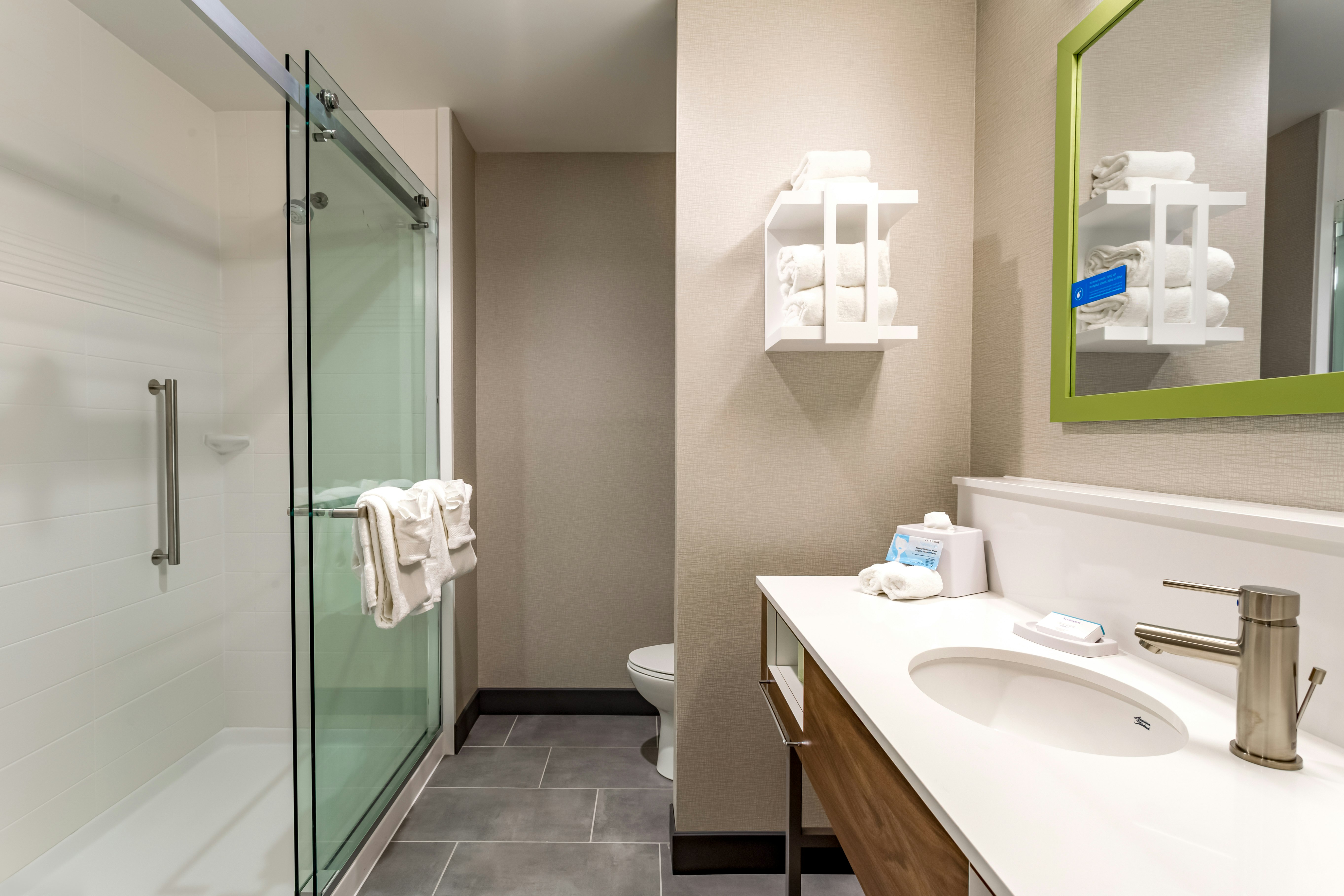 غرفة بسرير كينج مع أريكة، Hampton Inn Madison Oh 3/3